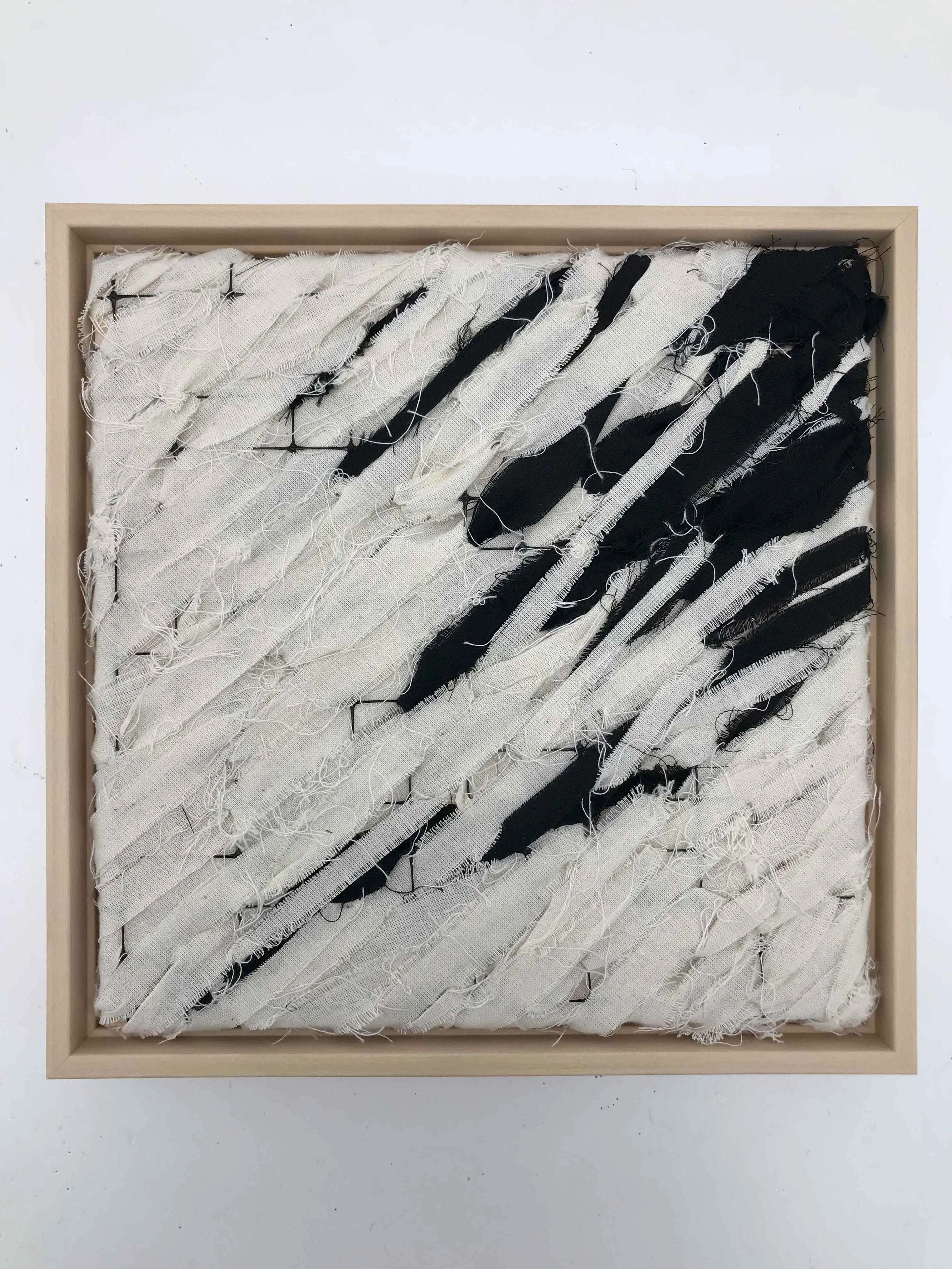 Зображення "Rhythms" від David Kokhan, розмір: 28 x 28 cm, матеріали: textile, stretcher frame, mesh, framed, медіум: mixed-media, місто: Kyiv Фото 1 з 2.