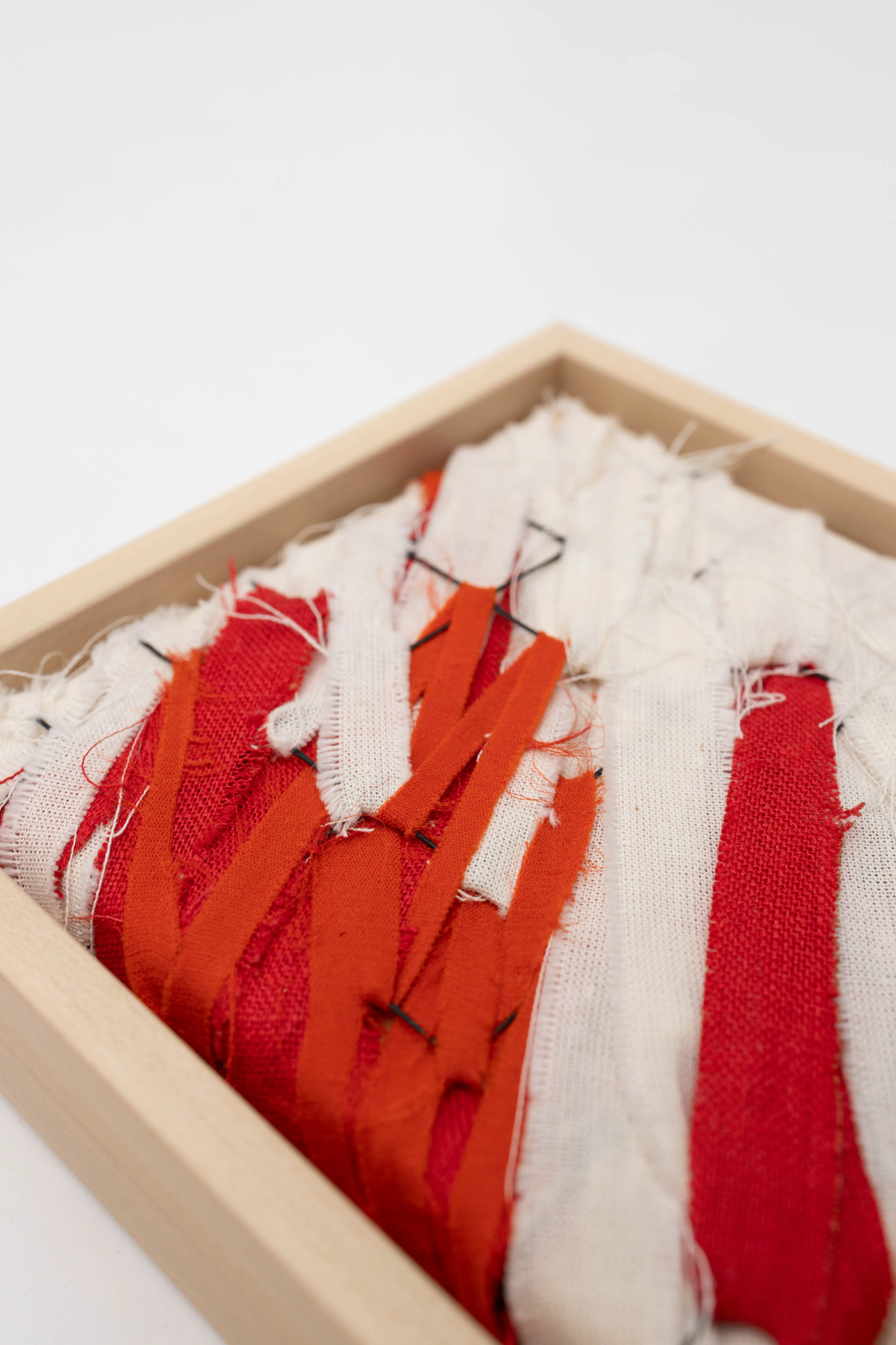 Зображення "SPREADING LOVE" від David Kokhan, розмір: 15 x 15 x 3,5 cm, матеріали: textile (cotton, strеtch), stretcher frame, mesh, framed, медіум: mixed-media, місто: Kyiv Фото 3 з 6.